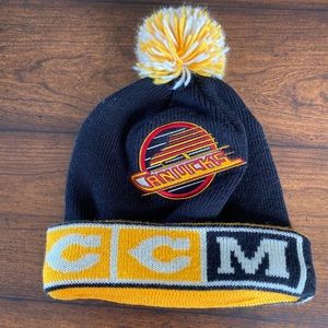 Vintage Canucks toque with pom  NHL